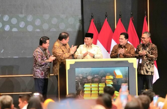 
					Layanan Bank Emas diresmikan oleh Presiden Republik Indonesia Prabowo Subianto (tengah) didampingi Direktur Utama BSI Hery Gunardi (kiri), Menteri Koordinator Bidang Perekonomian Airlangga Hartanto (dua dari kiri), Menteri BUMN Erick Thohir (empat dari kiri) dan Direktur Utama PT Pegadaian Damar Latri Setiawan (paling kanan).