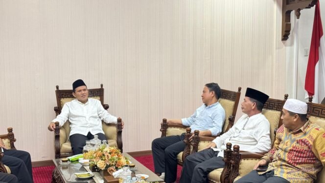 
					Wakil Gubernur Aceh, Fadhlullah SE, menyambut kunjungan audiensi Direktur Jenderal Penyelenggara Haji dan Umrah (Dirjen PHU) Kementerian Agama Republik Indonesia, Hilman Latief, beserta rombongan di Pendopo Wakil Gubernur Aceh, Banda Aceh, Rabu (5/3/2025).