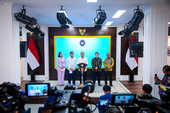 
					Menteri Sekretaris Negara Prasetyo Hadi beserta menteri dan pihak terkait menyampaikan keterangan pers terkait Sritex di Istana Kepresidenan Jakarta pada Senin, 3 Maret 2025. (Foto: BPMI Setpres)

