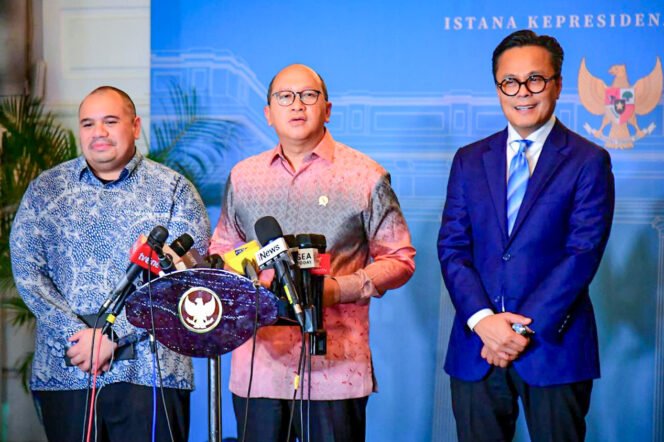 
					Kepala Danantara yang juga Menteri Investasi dan Hilirisasi/Kepala BKPM Rosan Roeslani menyampaikan keterangan pers di Istana Kepresidenan Jakarta, pada Rabu, 5 Maret 2025. (Foto: BPMI Setpres)

