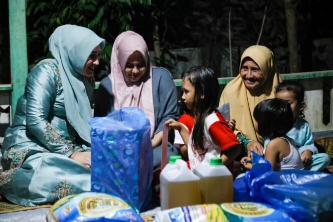 
					Ketua TP PKK Aceh, Marlina Muzakir, melakukan takziah ke rumah warga Gampong Seuneubok Teungoh, Kecamatan Darul Ihsan, Aceh Timur, pada Rabu malam, 19 Maret.