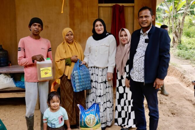 
					Ketua Tim Penggerak PKK Aceh Marlina Muzakir bersama mantan Bupati Aceh Timur Hasballah M. Thaib menyalurkan paket kebutuhan dapur untuk warga kurang mampu di Lhok Meureu, Kecamatan Darul Ihsan, Aceh Timur, Kamis 20/3/2025.