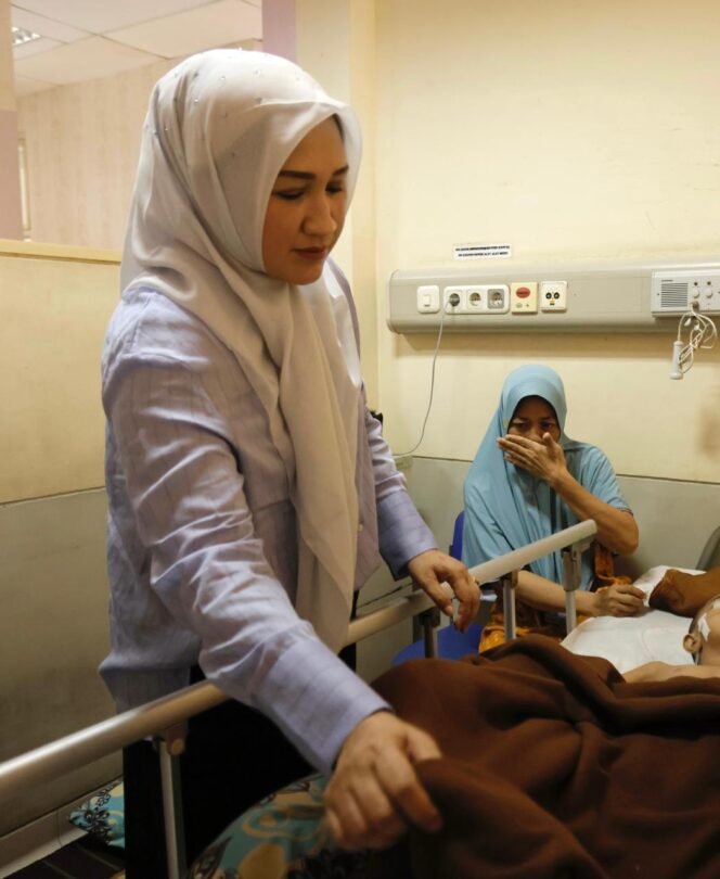 
					Marlina Muzakir Kunjungi dan Santuni Bocah Penderita Tumor Ganas di RSUDZA