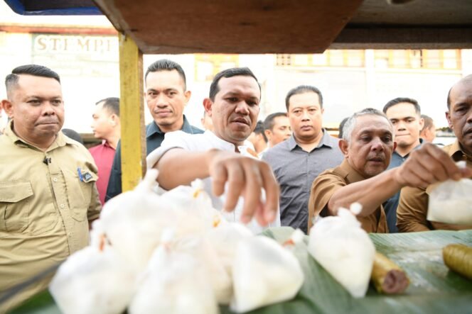 
					– Wakil Gubernur Aceh Fadhlullah didampingi sejumlah Kepala Satuan Kerja Perangkat Aceh, berbelanja takjil di Pasar Ramadhan Cemerlang, yang berada di kawasan jalan Garuda, Selasa (4/3/2025) sore.