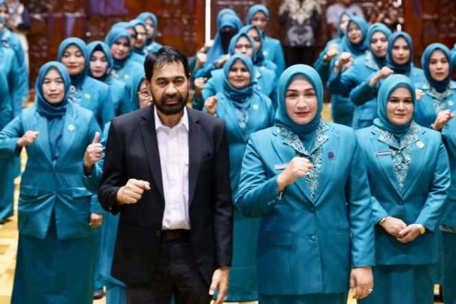 
					Gubernur Aceh Muzakir Manaf, mengukuhkan Ny. Marlina Muzakir sebagai Ketua dan pengurus Tim Penggerak Pemberdayaan dan Kesejahteraan Keluarga (TP PKK) Aceh Masa Bhakti Tahun 2025-2030, di Anjong Mon Mata Meuligoe Gubernur Aceh, Jumat, 7/3/2025.