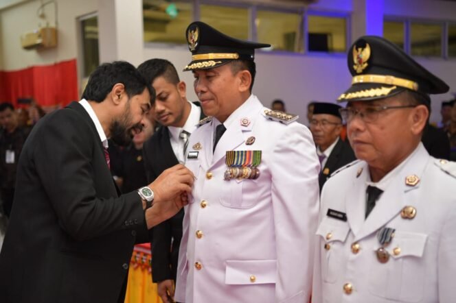 
					Gubernur Aceh, Muzakir Manaf mengambil Sumpah Jabatan dan Melantik Mohammad Nasrun Mikaris, SH. MH Sebagai Bupati dan Nusar Amin, S.Pd Sebagai Wakil Bupati Simeulue Periode 2025-2030 pada Rapat Paripurna DPRK Simeulue, Sabtu, 08/03/2025.