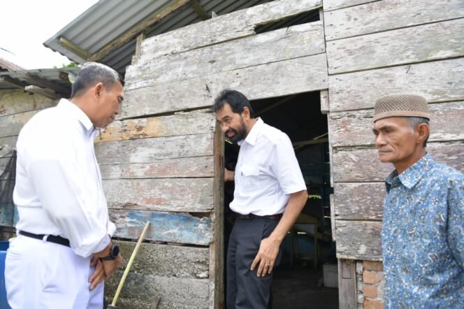 
					Gubernur Muzakir Manaf Verifikasi Langsung Penerima Bantuan RLH di Simeulue