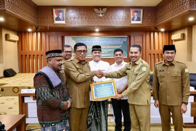 
					Plt Sekda Aceh, Drs. Alhudri, M.M, mewakili Gubernur Aceh, melaksanakan pelepasan Tim Safari Ramadan Pemerintah Aceh ke Kabupaten/Kota se Aceh, di Gedung Serbaguna Kantor Gubernur, Senin, 10/3/2025.