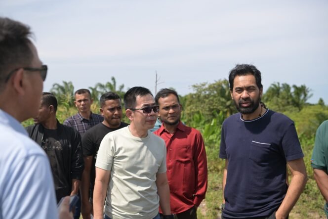 
					Gubernur Aceh, Muzakir Manaf atau akrab disapa Mualem, bersama investor asal Jakarta meninjau lahan tempat pembangunan pabrik rokok yang berada di pinggir Jalan Elak di Gampong Paya Gaboh, Kecamatan Sawang, Kabupaten Aceh Utara, pada Senin, (10/3/2025).