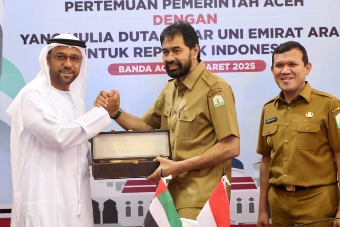 
					Gubernur Aceh, Muzakir Manaf, didampingi Wakil Gubernur Aceh, H. Fadhlullah, S.E., dan sejumlah kapala SKPA, melakukan pertemuan dengan Duta Besar Uni Emirat Arab (UEA) Untuk Republik Indonesia, H.E.Abdulla Salem Al Dhaheri, beserta Direktur Mubadala Energy Indonesia, Abdulla Bu Ali, dan rombongan, di Pendopo Gubernur Aceh, Senin, 10/3/2025.