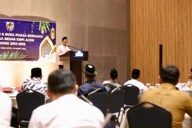 
					Wakil Gubernur Aceh, H. Fadhlullah, S.E., menyampaikan sambutan pada silaturrahmi keluarga besar KNPI Aceh periode 2005-2006 di The Pade Hotel, Aceh Besar, Senin, 10/3/2025.