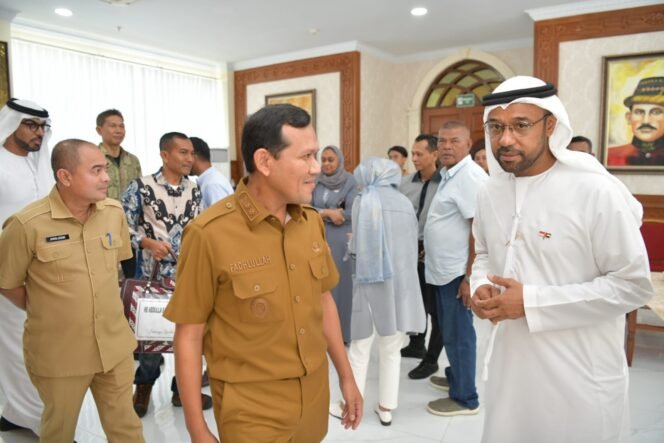 
					Wakil Gubernur Aceh, Fadhlullah, SE
Menyerahkan Cenderamata kepada Duta Besar Uni Emirat Arab (UEA) Untuk Republik Indonesia, H.E.Abdulla Salem Al Dhaheri, sekaligus mengantar keberangkatan ke Jakarta di Bandara Sultan Iskandar Muda, Blang Bintang, Selasa, 11/03/2025.