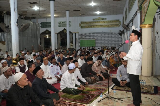 
					Wakil Gubernur Aceh, H. Fadhlullah, SE, melakukan Safari Ramadhan di Masjid Besar Peusangan, Bireuen, pada Rabu (12/3/2025). Kunjungan ini merupakan bagian dari program Safari Ramadhan Pemerintah Aceh