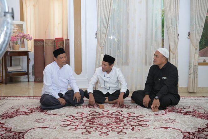 
					Aceh Utara– Wakil Gubernur Aceh, H. Fadhlullah, bersilaturrahmi kekediaman Pimpinan Dayah Darul Muttaqin, Tgk Muzakir (Waled Lapang), di Kecamatan Lapang, Aceh Utara, Kamis 14/03/2025. Kunjungan ini bertujuan mempererat hubungan antara ulama dan umara serta memohon doa untuk kemajuan Aceh dan penerapan syariat Islam.