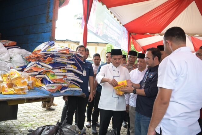 
					Wakil Gubernur Aceh, H. Fadhlullah, SE., membuka Gerakan Pangan Murah yang digelar oleh Dinas Pangan Aceh bekerja sama dengan Bulog, di Halaman Masjid Manzilul Minan, Gampong Seuneubok Baroh, Kecamatan Aceh Timur, Jumat, 14 Maret 2025.