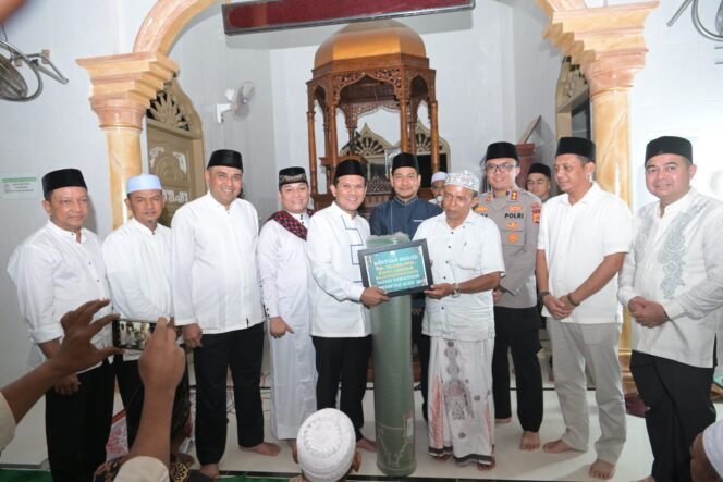 
					Wakil Gubernur Aceh, H. Fadhlullah, SE, memimpin Safari Ramadan pemerintah Aceh di Masjid Manzilul Minan di Gampong Seunebok Baroh, Kecamatan Darul Aman, Kabupaten Aceh Timur, Jumat 14/03/2025.