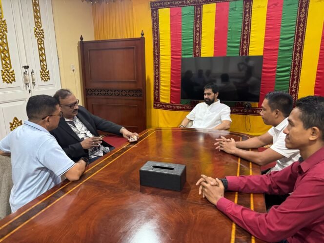 
					Gubernur Aceh, Muzakir Manaf, menggelar pertemuan dengan investor asal Malaysia yang bergerak di bidang kesehatan, Dr. Fetrix, pada Sabtu (15/3). Pertemuan yang berlangsung di Ruang Adat, Meuligoe Gubernur Aceh, Banda Aceh, ini membahas sejumlah agenda strategis terkait peningkatan layanan kesehatan di Aceh.