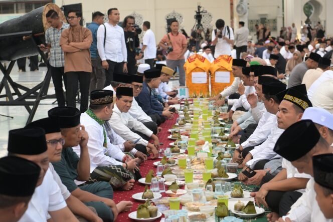 
					Wakil Gubernur Aceh, H. Fadhlullah, SE, bersama Plt Sekda, para Asisten, Kepala SKPA dan Kepala Biro Setda Aceh, berbuka puasa bersama Forkopimda Aceh di Halaman Masjid Raya Baiturrahman, Minggu 16/3/2025. Hadir juga  dalam buka puasa itu para Bupati dan Wali Kota se Aceh.Wakil Gubernur Aceh, H. Fadhlullah, SE, bersama Plt Sekda, para Asisten, Kepala SKPA dan Kepala Biro Setda Aceh, berbuka puasa bersama Forkopimda Aceh di Halaman Masjid Raya Baiturrahman, Minggu 16/3/2025. Hadir juga  dalam buka puasa itu para Bupati dan Wali Kota se Aceh.