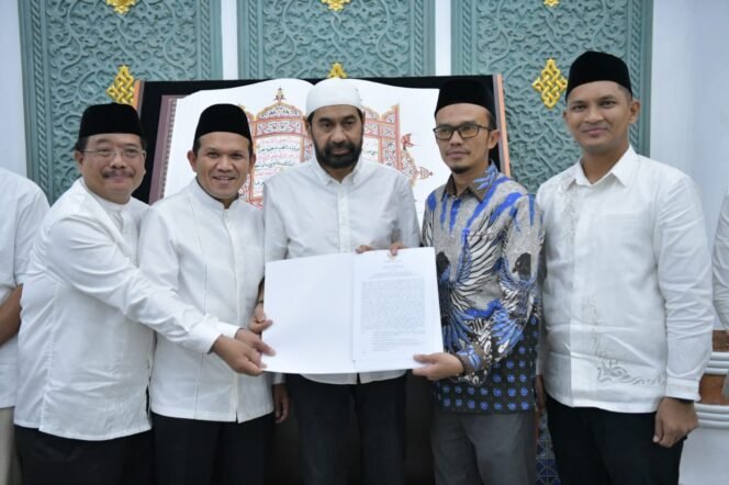 
					Gubernur Aceh, Muzakir Manaf didampingi Wagub Aceh, Fadhlullah, SE menyarahkan secara simbolis Instruksi Gubernur Aceh Tentang Pelaksanaan Shalat Fardhu Berjamaah Aparatur Negara Masyarakat serta pelaksanaan mengaji di satuan pendidikan se-aceh yang diterima Oleh Walikota Subulussalam, H. Rasyid Bancin serta Bupati Se-Aceh di Masjid Raya Baiturrahman, Banda Aceh, Minggu, 16/03/2025.