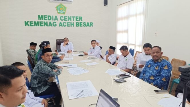 
					Kankemenag Aceh Besar Saifuddin memimpin rakor penetapan besaran zakat fitrah di aula kandepag, Kota Jantho, Senin (17/03/2025)
FOTO/ HUMAS KEMENAG ACEH BESAR