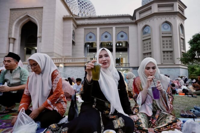 
					Ketua TP PKK Aceh, Marlina Muzakir didampingi Wali Kota Lhokseumawe, Sayuti Abubakar, dan istrinya, Yulinda, berbaur dengan ratusan warga saat berburu takjil di sekitar Islamic Center Lhokseumawe, Selasa (18/3).