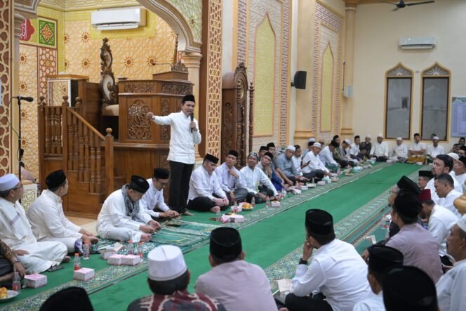 
					Wakil Gubernur Aceh, H. Fadhlullah, SE, memimpin Safari Ramadhan Pemerintah Aceh, di Masjid Al-Munawarah Subulussalam, Selasa 18/03/2025. Dalam kegiatan itu, Fadhlullah didampingi oleh sejumlah pejabat penting lainnya, di antaranya Kepala Dinas Kesehatan, Kepala Dinas Perumahan dan Kawasan Permukiman, serta Kepala Badan Penanggulangan Bencana Aceh.