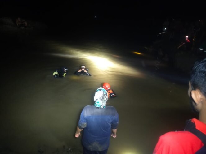 
					Operasi SAR di Sungai Indra Puri Desa Sihom Lhok, Kecamatan Indrapuri, Kabupaten Aceh Besar 
