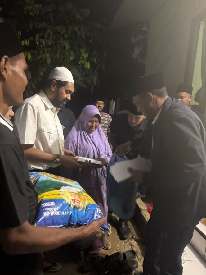
					Gubernur Aceh H. Muzakir Manaf menyerahkan Bantuan berupa sembako, kain Sarung dan uang tunai kepada wak Hamamah salah satu korban konflik di Gampong Seuneubok Teungoh Kec Darul Ihsan Aceh Timur,   19/03/2025