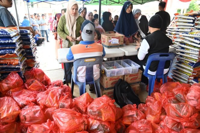 
					
Masyarakat antrian berbelanja sembako murah  didi Pasar Gerakan Pangan Murah pada Bulan Ramdhan di Halaman Meunasah Gampong Lam Hasan, Kecamatan Peukan Bada, Aceh Besar, Kamis (20/03/2025). FOTO/MC ACEH BESAR