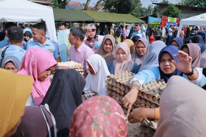
					Masyarakat berbelanja pada bazar pangan murah Peringati HUT ke-79 TNI AU di halaman Kantor Camat Blang Bintang, Aceh Besar, pada Jumat (21/3/2025). FOTO/MC ACEH BESAR
