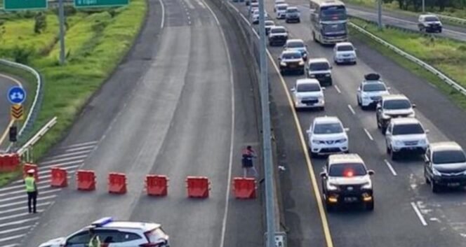 
					Korlantas Polri telah menyiapkan sejumlah rekayasa lalu lintas saat mudik Idul Fitri atau Lebaran 2025. Rekayasa lalu lintas itu berupa lajur lawan arah (contraflow) hingga satu arah (one way) di tol Trans Jawa. 

