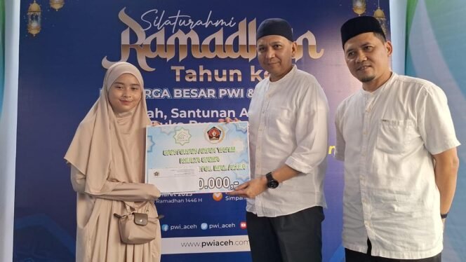
					Kadiskominsa Aceh, Marwan Nusuf mewakili Gubernur didampingi Kabag Umum Sekretariat Baitul Mal Aceh, Didi Setiadi, S.Sos menyerahkan bantuan secara simbolis untuk anak yatim yang merupakan kerja sama PWI Aceh dengan Baitul Mal Aceh pada rangkaian acara buka puasa bersama di PWI Aceh, Minggu, 23 Maret 2025. (Foto Abdul Hadi/PWI Aceh)
