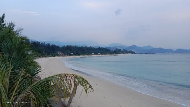 
					Pemandangan di Pantai Lhoknga saat sore hari, Jum'at (21/03/2025) 
FOTO/MC ACEH BESAR