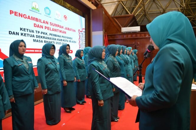 
					Ketua TP PKK Aceh, Marlina Muzakir Mengambil Sumpah dan Pelantikan Ketua TP PKK, Pembina Posyandu dan Ketua Dekranasda Kabupaten/Kota Se-Aceh Masa Bakti Tahun 2025-2030 di Anjong Monmata, Pendopo Gubernur Aceh, Banda Aceh, 24/03/2025.