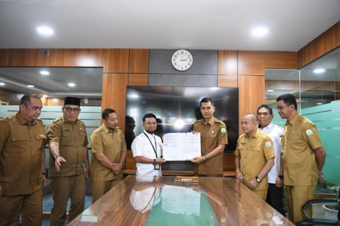 
					Plt Sekda Aceh M Nasir, dan Kepala Satker Prasarana Permukiman Provinsi Aceh, Larap, melakukan penandatanganan dokumen penyerahan sementara pengelolaan aset venue Kolam Renang Tirta Raya dari Balai Prasarana Permukiman Wilayah Aceh kepada Pemerintah Aceh, di Ruang Rapat Sekda Aceh, Senin, (24/3/2025).