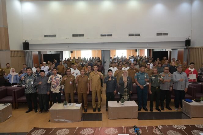 
					Pelaksanaan Tugas Sekda Aceh M. Nasir membuka Forum Konsultasi Publik terhadap Rancangan Awal Rencana Kerja Pemerintah Aceh (RKPA) Tahun 2026 di Hotel Grand nanggroe, Selasa (25/3/2025).