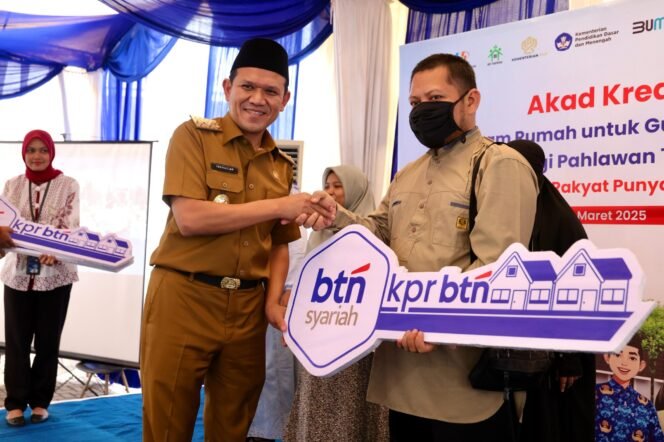 
					Wakil Gubernur Aceh, Fadhlullah, S.E., menyerahkan secara simbolis kunci rumah subsidi untuk guru, sekaligus mengikuti secara virtual Peluncuran serah terima kunci program rumah subsidi untuk guru bersama Menteri Perumahan Kawasan Pemukiman dan Menteri Pendidikan Dasar dan Menengah, di Kantor BTN Syariah Banda Aceh, Selasa, 25/3/2025