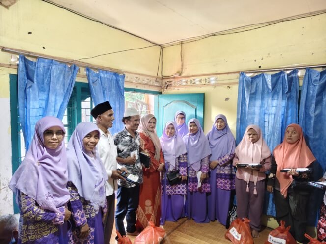 
					Istri Wakil Gubernur Aceh Mukarramah Fadhlullah bersama Pengurus Wilayah (PW) Salimah Aceh dan Laznas Yakesma Aceh  memberikan santunan kepada 42 Keluarga anggota komunitas tunanetra Lempesta yang bertempat di sekretariat Lempesta Gampong Sukaramai Kota Banda Aceh, Selasa, (25/3/2025).