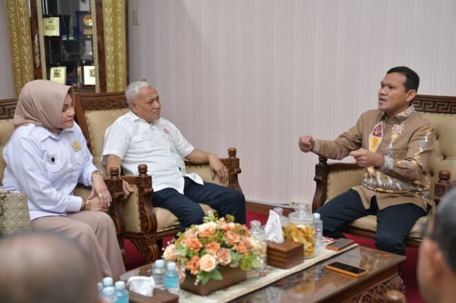 
					Wakil Gubernur Aceh, Fadhlullah, SE Menerima Audiensi dan Silaturahmi Ketua Kadin Aceh, Muhammad Iqbal serta Para Pengurus di Kediaman Rumah Dinas Wakil Gubernur Aceh, Blang Padang, Rabu, 26/03/2025.