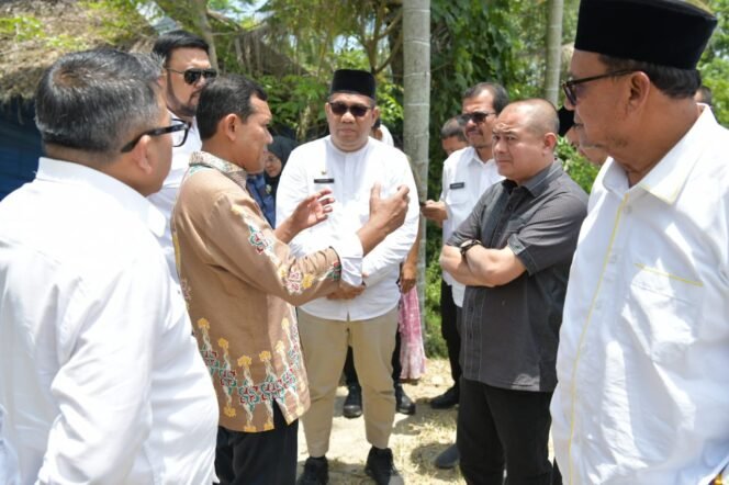 
					Wakil Gubernur Aceh, Fadhlullah, SE Bersama Kepala SKPA meninjau Jalan Gampong Alue Angen, Kecamatan Glumpang Tiga, Pidie, Rabu,26/03/2025.