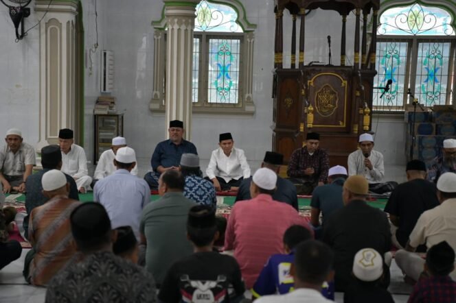 
					Wakil Gubernur Aceh, Fadhlullah, SE  Bersama Kepala Satuan Kerja Perangkat Aceh, menggelar Samadiah dan do'a bersama untuk Almarhum Kamaruddin Bin Abu Bakar atau yang akrab disapa Abu Razak, yang dirangkai dengan buka puasa bersama dengan masyarakat, di Masjid Baitul Istiqamah Teupin Raya, Rabu (26/3/2025)