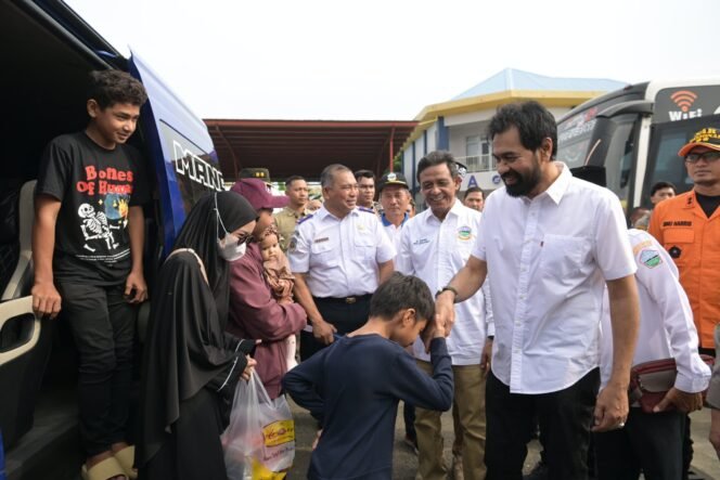 
					Gubernur Aceh, Muzakir Manaf bersama Forkopimda melepas keberangkatan mudik gratis pemerintah Aceh Tahun 2025 di terminal Batoh Banda Aceh, 27/3/2025