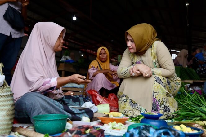 
					Ketua Tim Penggerak PKK Aceh, Ny. Marlina Muzakir, melakukan peninjauan harga kebutuhan bahan pokok sekaligus berbelanja  jelang Idul Fitri, di Pasar Almahirah Lamdingin, Banda Aceh, Kamis 27 Maret 2025.