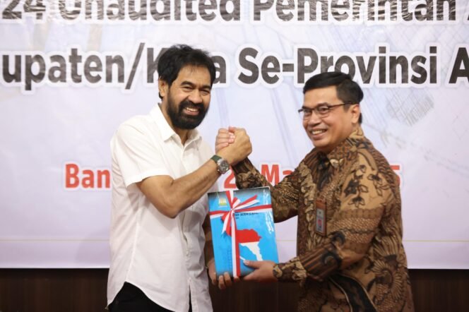 
					Gubernur Aceh Muzakir Manaf, memberi sambutan sekaligus melakukan Penyerahan Laporan Keuangan Pemerintah Daerah (LKPD) Tahun 2024 Unauditef Pemerintah Aceh, kepada Kepala BPK RI Perwakilan Aceh, Andri Yogama, S.E., M.M., Ak., CSFA, di Kantor BPK RI Perwakilan Aceh, Kamis, 27/3/2025