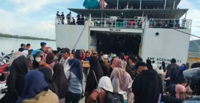 
					Kapal Ferry KMP Aceh Hebat 1, yang sandar di pelabuhan Sinabang, Kabupaten Simeulue dan sedang menurunkan penumpang yang hendak berlebaran Idulfitri 1446 Hijriah dikampung halamannya. (ahmadi/mc aceh)