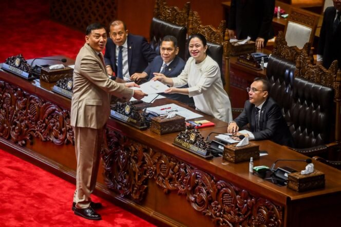 
					Menteri Pertahanan Sjafrie Sjamsoeddin (kiri) menyerahkan laporan pandangan pemerintah kepada Ketua DPR Puan Maharani (kedua kanan) disaksikan oleh Wakil Ketua DPR Sufmi Dasco Ahmad (kanan), Adies Kadir (ketiga kanan) dan Saan Mustopa (kedua kiri) pada Rapat Paripurna ke-15 DPR Masa Persidangan II Tahun Sidang 2024-2025 di Kompleks Parlemen, Senayan, Jakarta, Kamis (20/3/2025). Rapat Paripurna tersebut menyetujui Rancangan Undang-Undang tentang Perubahan atas Undang-Undang Nomor 34 Tahun 2004 tentang Tentara Nasional Indonesia atau RUU TNI untuk disahkan menjadi undang-undang. ANTARA FOTO
