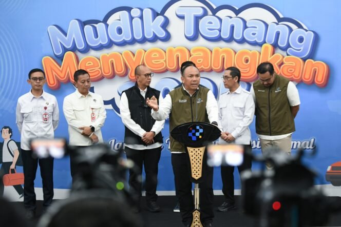 
					Direktur Jenderal Infrastruktur Digital Kemkomdigi, Wayan Toni Supriyanto dalam konferensi pers terkait penangkapan penggunaan perangkat Base Transceiver Station (BTS) palsu untuk menyebarkan SMS penipuan di Kantor Pusat Kemkomdigi, Selasa (25/3/2025). Foto : KemKomdigi