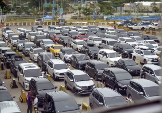 
					Kendaraan pemudik antre sebelum naik ke dalam kapal di dermaga eksekutif, Pelabuhan Bakauheni, Lampung Selatan, Lampung, Jumat (28/3/2025). Memasuki H-3 lebaran 2025, ASDP Bakauheni mencatat jumlah kendaraan yang menyeberang dari Sumatera ke Jawa sebanyak 59.912 unit. ANTARA FOTO