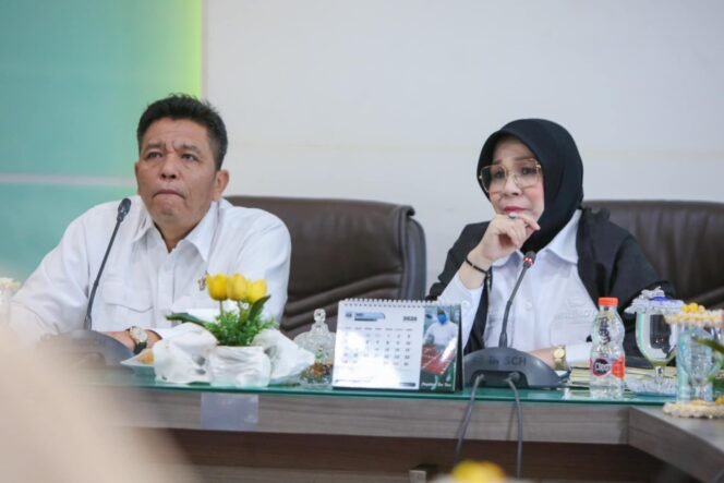 
					Wali Kota Banda Aceh, Illiza Sa’aduddin Djamal saat menyambut kedatangan Tim Pemeriksa BPK RI pada Rabu, 9 April 2025, di Balai Kota.
