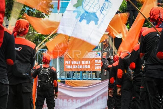 
					Sejumlah buruh mengikuti unjuk rasa di Kantor Kementerian Ketenagakerjaan, Jakarta, Selasa (11/3/2025). Unjuk rasa dilakukan sebagai bentuk solidaritas bagi buruh Sritex yang terkena pemutusan hubungan kerja (PHK) dan tidak mendapatkan hak-haknya secara layak, serta menuntut pemerintah segera mengatasi badai PHK di berbagai pabrik lainnya. ANTARA FOTO
